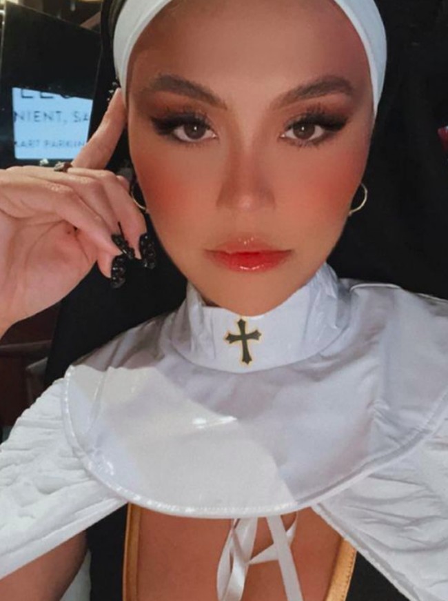 Dalam foto-foto yang diunggah di Instagram, Agnez Mo tampak tengah merayakan Halloween. Dia tidak sendiri, namun ditemani beberapa teman, dan kekasihnya. Foto: dok. Instagram/@agnezmo