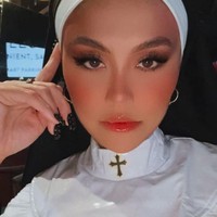 Dalam foto-foto yang diunggah di Instagram, Agnez Mo tampak tengah merayakan Halloween. Dia tidak sendiri, namun ditemani beberapa teman, dan kekasihnya. Foto: dok. Instagram/@agnezmo