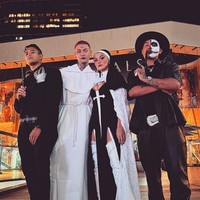 Sementara Adam Rosyadi, tampil ala Pendeta dengan mengenakan kostum panjang warna putih. Tampil dramatis, Adam pun mengenakan lipstik hitam dan lensa kontak putih. Agnez merayakan Halloween bersama sang kekasih di California, AS. Namun penampilan Agnez tersebut menuai kritikan karena dianggap terlalu seksi dengan mengenakan atribut keagamaan.Foto: dok. Instagram/@agnezmo