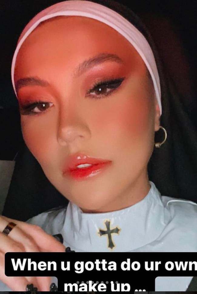 Riasan mata glamour menyempurnakan penampilan Halloweennya. Dalam pengakuannya, Agnez mengatakan bahwa ia melakukan makeup sendiir. Tampak area matanya dibuat ala foxy eyese dengan eyeliner dan bulu mata yang dibuat meruncing seperti mata rubah. Foto: dok. Instagram/@agnezmo