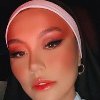 Riasan mata glamour menyempurnakan penampilan Halloweennya. Dalam pengakuannya, Agnez mengatakan bahwa ia melakukan makeup sendiir. Tampak area matanya dibuat ala foxy eyese dengan eyeliner dan bulu mata yang dibuat meruncing seperti mata rubah. Foto: dok. Instagram/@agnezmo