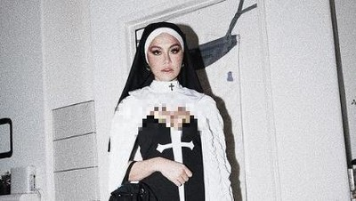 Foto: Penampilan Agnez Mo Pakai Kostum Ala Biarawati, Mesra Bareng Pacar