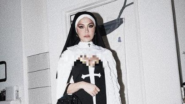 Foto: Penampilan Agnez Mo Pakai Kostum Ala Biarawati, Mesra Bareng Pacar