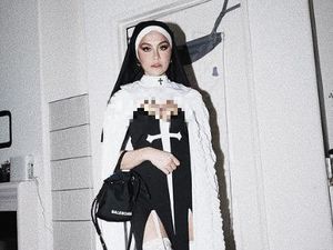 Foto: Penampilan Agnez Mo Pakai Kostum Ala Biarawati, Mesra Bareng Pacar