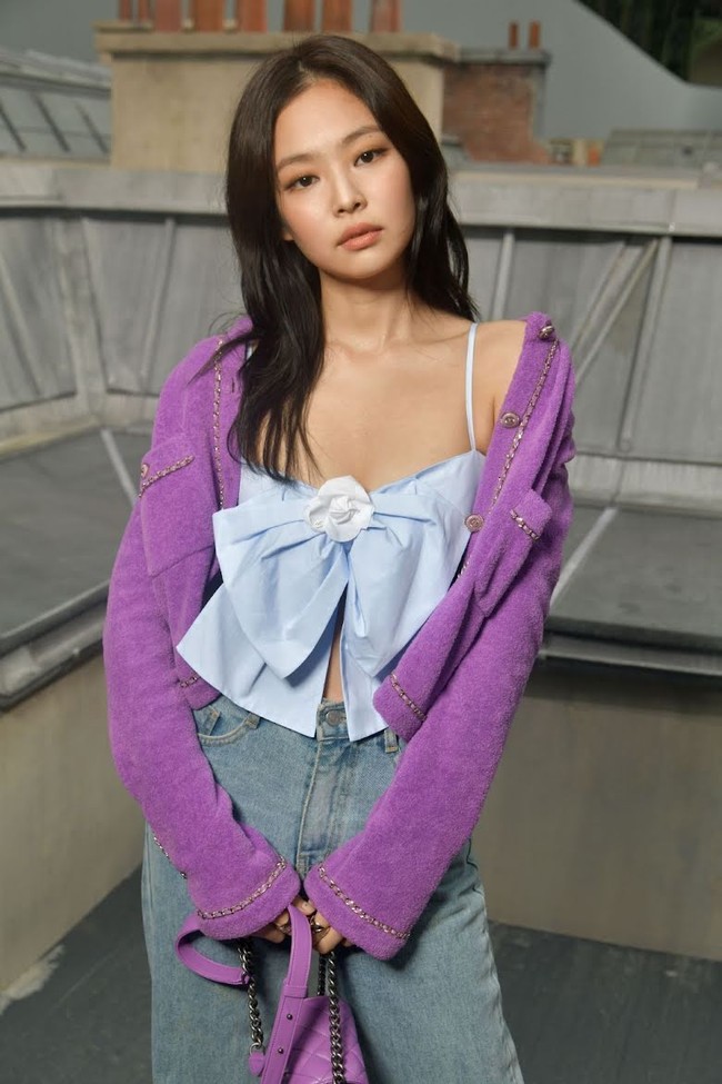 Jennie BLACKPINK telah mencuri perhatian sebelum debut sebagai idol. Banjir tawaran iklan, Jennie menjadi ambassador untuk Channel, Hera, dan endorser untuk Calvin Klein dan Gentle Monster. Foto: Facebook/Instagram