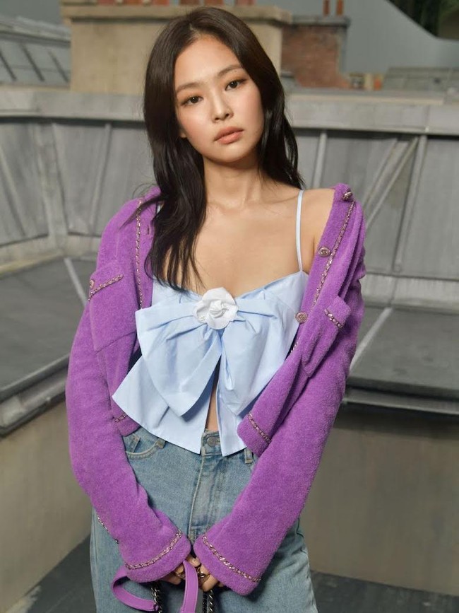 Jennie BLACKPINK berada di nomor 6 sebagai artis K-Pop paling banyak dicari di Google. Penyanyi yang lama tinggal di Auckland, Selandia Baru, ini banyak melakukan pemotretan yang menonjolkan visual cantiknya serta terpilih jadi muse serta ikon fashion Chanel. Foto: Facebook/Instagram