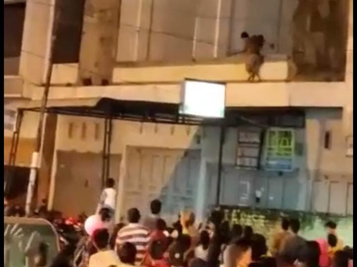 Aksi maling di Medan coba kabur dari kepungan warga bak Spiderman (dok. Istimewa)