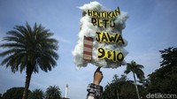 Klaim soal penurunan deforestasi maupun kebakaran hutan sejumlah 82% menunjukkan pemerintah menutup mata sebab ribuan korban bencana banjir dalam waktu panjang di Kalimantan disebabkan oleh hilangnya serapan hutan.
