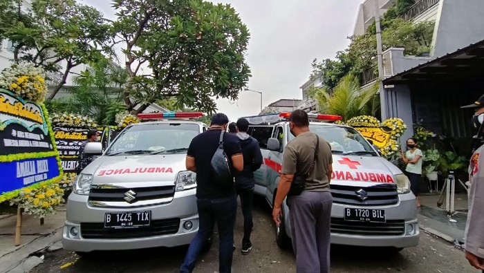 Ambulans untuk memberangkatkan jenazah Vanessa Angel dan Bibi ke TPU