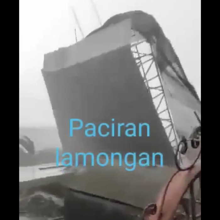 Beredar video angin kencang membalikkan atap bangunan di Lamongan. Dalam video berdurasi 57 detik itu diterangkan, pertistiwa tersebut terjadi di Paciran.