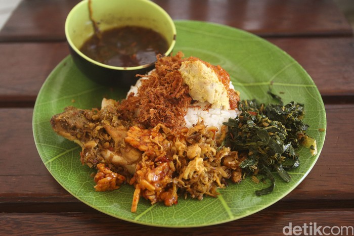 Jaen Sajaan! Ayam Betutu Disajikan dengan Tum Ayam dan Jukut Undis Buleleng
