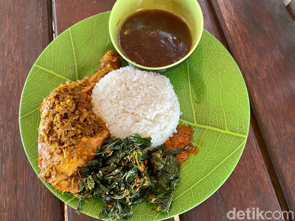 Jaen Sajaan! Ayam Betutu Disajikan dengan Tum Ayam dan Jukut Undis Buleleng