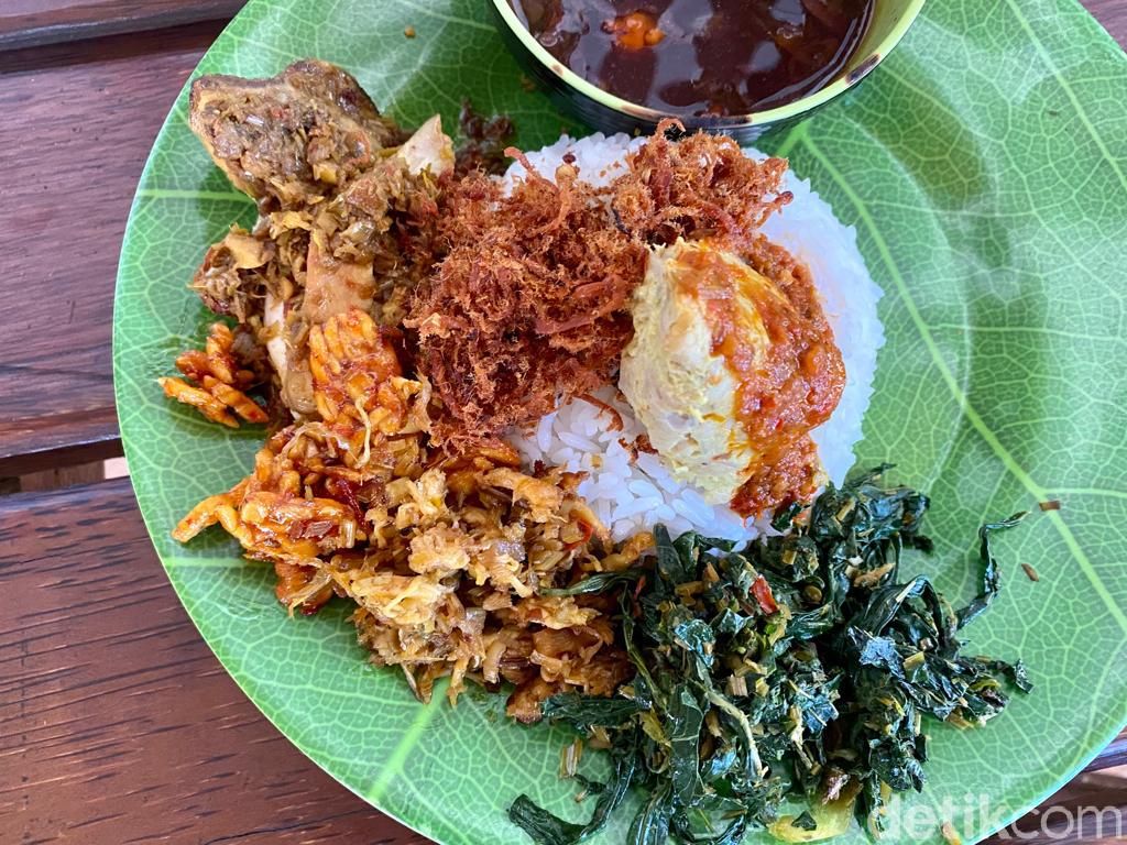 Jaen Sajaan! Ayam Betutu Disajikan dengan Tum Ayam dan Jukut Undis Buleleng
