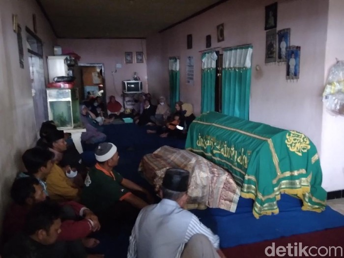 Seorang pria dan anaknya yang masih balita meninggal dalam banjir bandang di Kota Batu. Sebelumnya mereka dilaporkan terpendam dalam rumahnya yang ambruk diterjang banjir.