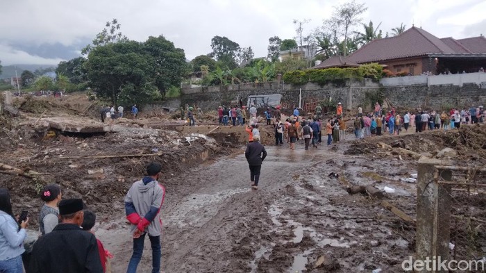 Bersih-bersih jalan di Desa Bulukerto, Kecamatan Bumiaji, Kota Batu selesai. Sebelumnya, jalan tertutup material banjir bandang yang terjadi pada Kamis (4/11).