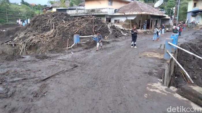Bersih-bersih jalan di Desa Bulukerto, Kecamatan Bumiaji, Kota Batu selesai. Sebelumnya, jalan tertutup material banjir bandang yang terjadi pada Kamis (4/11).