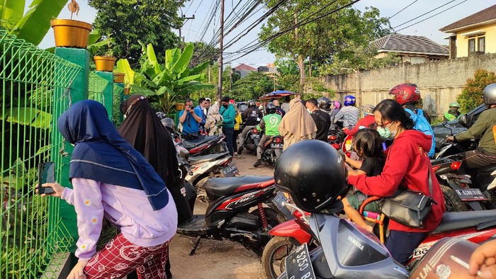 Banyak warga masih ingin ziarah ke makam Vanessa Angel dan Bibi meski TPU sudah ditutup. (Foto: Nahda/detikcom)