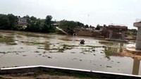Insiden ini terjadi dengan tiba-tiba. Tepatnya saat perahu mencapai sisi tengah Bengawan Solo.