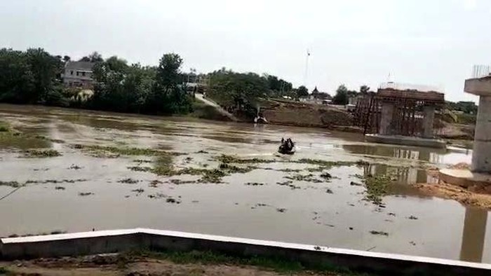 Beredar video amatir saat insiden perahu tambang yang terbalik hingga tenggelam di Bengawan Solo. Begini detik-detik perahu nahas tersebut tenggelam.