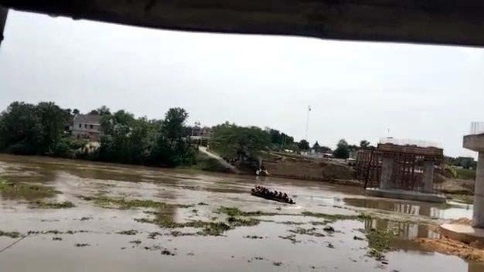 Begini Detik-detik Perahu Tambang Tenggelam di Bengawan Solo Beredar video amatir saat insiden perahu tambang yang terbalik hingga tenggelam di Bengawan Solo. Begini detik-detik perahu nahas tersebut tenggelam.