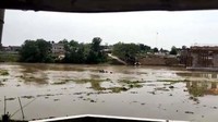 Kemudian bagian belakang perahu tenggelam terlebih dahulu dan diikuti bagian tengah hingga menenggelamkan seluruh perahu dan penumpangnya.