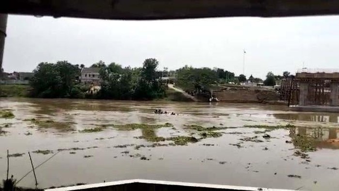 Begini Detik-detik Perahu Tambang Tenggelam di Bengawan Solo Beredar video amatir saat insiden perahu tambang yang terbalik hingga tenggelam di Bengawan Solo. Begini detik-detik perahu nahas tersebut tenggelam.