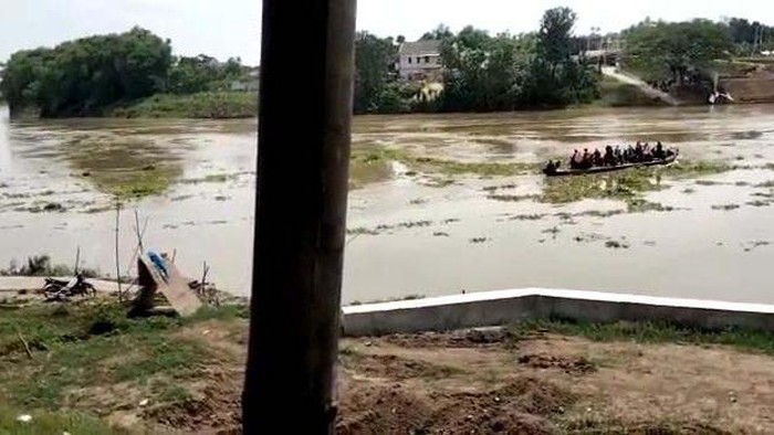 Begini Detik-detik Perahu Tambang Tenggelam di Bengawan Solo Beredar video amatir saat insiden perahu tambang yang terbalik hingga tenggelam di Bengawan Solo. Begini detik-detik perahu nahas tersebut tenggelam.