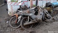 Ada 6 rumah warga yang terimbas banjir bandang. Dua di antaranya, mengalami rusak berat dan nyaris seluruh bangunan terbawa banjir. Dua motor warga terdampak banjir juga terlihat berada di lokasi.