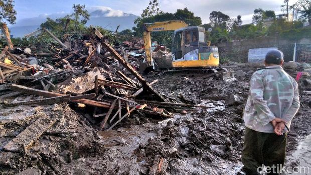 Material banjir bandang yang menerjang Kota Batu masih tampak berserakan di sejumlah titik terdampak. Salah satunya di Dusun Gintung, Kecamatan Bumiaji.