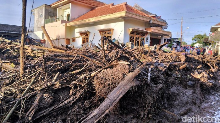 Begini Kondisi di Kota Batu Usai Diterjang Banjir Bandang Material banjir bandang yang menerjang Kota Batu masih tampak berserakan di sejumlah titik terdampak. Salah satunya di Dusun Gintung, Kecamatan Bumiaji.