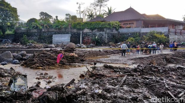 Material banjir bandang yang menerjang Kota Batu masih tampak berserakan di sejumlah titik terdampak. Salah satunya di Dusun Gintung, Kecamatan Bumiaji.