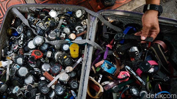 Berburu 'Harta Karun' di Pasar Loak Kebayoran Pasar loak Kebayoran tetap bergeliat di tengah ramainya e-commerce yang kian diminati masyarakat. Jika beruntung, Anda bisa menemukan 'harta karun' di sini.