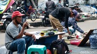 Pasar loak Kebayoran tetap tidak kehilangan pembeli di era e-commerce.