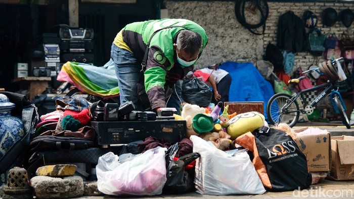 Berburu 'Harta Karun' di Pasar Loak Kebayoran Pasar loak Kebayoran tetap bergeliat di tengah ramainya e-commerce yang kian diminati masyarakat. Jika beruntung, Anda bisa menemukan 'harta karun' di sini.