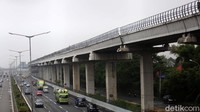 Proyek LRT di kaasan Jatibening Bekasi membentang di samping jalan tol.