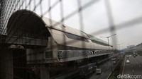 Suasana pembangunan proyek LRT Jabodebek yang dikerjakan oleh PT Adhi Karya di Jatibening, Kota Bekasi, Jawa Barat, Jumat (5/11/2021).