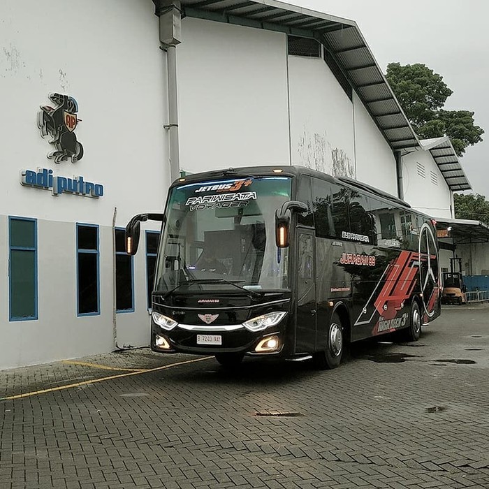 Bus PO Juragan 99 menggunakan bodi Adiputro Jetbus 3+ MHD Single Glass