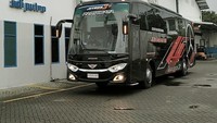 PO Juragan 99 menambah lini armada bus pariwisatanya. Seperti biasa, PO ini masih setia menggunakan bodi buatan karoseri Adiputro. Tapi yang menarik, bukanlah bodi bus dengan kaca depan ganda (double glass) yang dipilih, melainkan bodi bus dengan kaca single. Foto: Dok. Adiputro