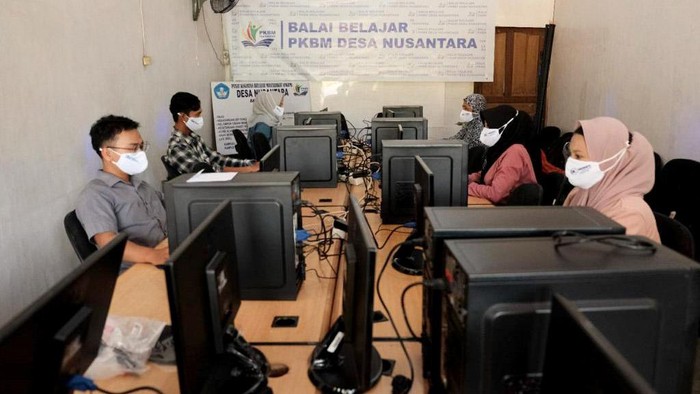 Donasi Komputer untuk Masyarakat Pedalaman Kalbar Askrindo anggota Holding Perasuransian dan Penjaminan, Indonesia Financial Grup (IFG) kembali menyalurkan bantuan sarana Pendidikan ke wilayah tertinggal, terluar, dan terdepan (3T).