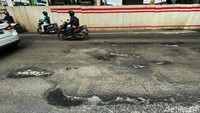Kerusakan ini membahayakan pengendara yang melintas, terutama saat hujan turun.