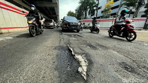 Duh! Jalan Rasuna Said Jakarta Berlubang