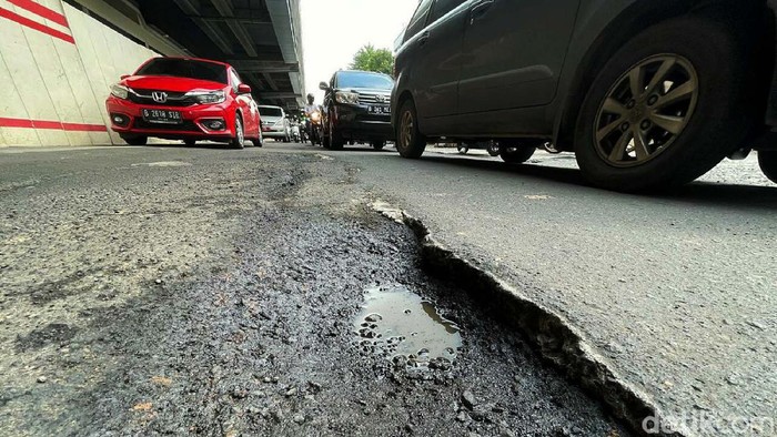 Jalan Rasuna Said, Kuningan, Jakarta, tampak rusak dan berlubang. Kerusakan paling parah terdapat di area proyek LRT Kuningan.