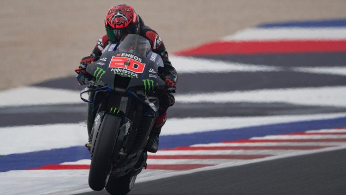 MISANO ADRIATICO, ITALY - OCTOBER 23:  Fabio Quartararo of France and Monster Energy Yamaha MotoGP Team lifts the front wheel during the MotoGP of Emilia Romagna - Qualifying at Misano World Circuit on October 23, 2021 in Misano Adriatico, Italy.  (Photo by Mirco Lazzari gp/Getty Images)