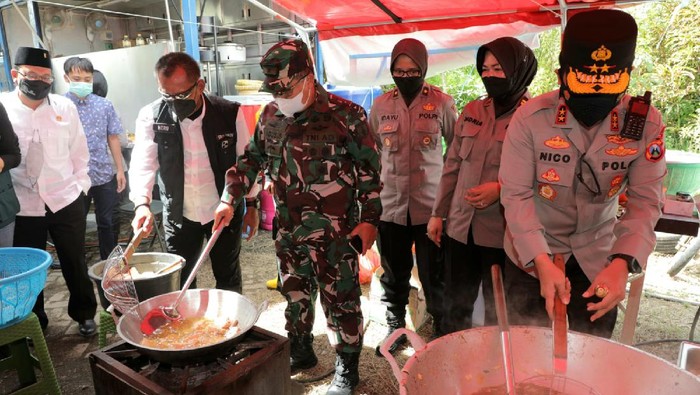 Untuk menangani dampak banjir bandang di Kota Batu, Forkopimda Jatim membentuk satgas dari berbagai unsur. Plh Sekdaprov Jatim Heru Tjahjono memimpin langsung rapat koordinasi perihal evakuasi korban.