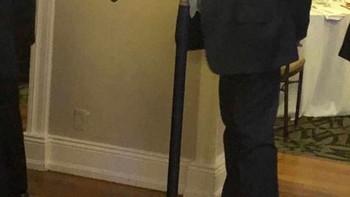 Mic terlihat lebih besar dari orang. Foto: Reddit via Brightside