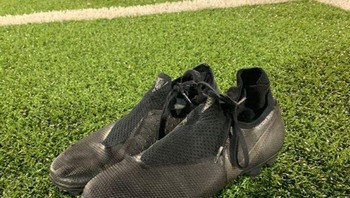 Sepatu seolah melayang. Foto: Reddit via Brightside