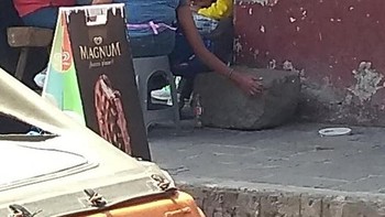 Gegara ada yang menyender, si wanita tersebut seolah punya tangan yang panjang. Foto: Reddit via Brightside