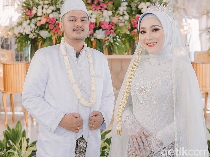 Foto pernikahan pasangan Novi dan Ferry. Foto pernikahan pasangan Novi dan Ferry.
