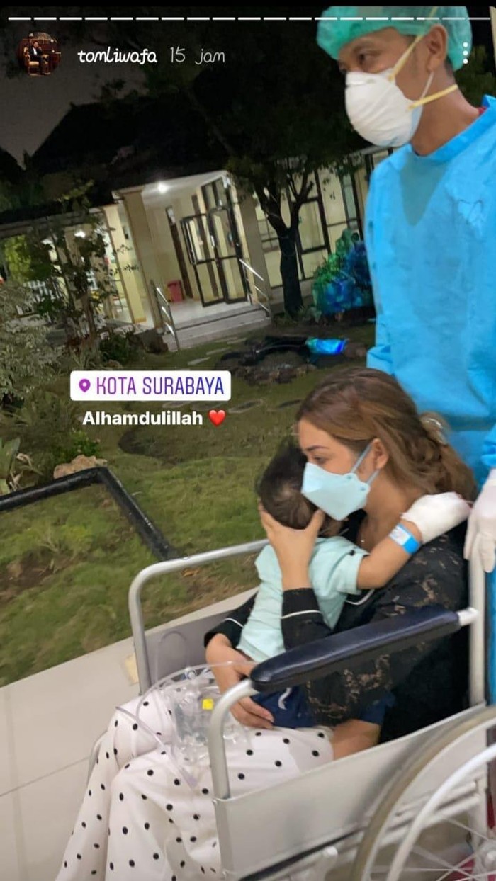 Gala Sky Ardiansyah, anak Vanessa Angel dan Bibi Ardiansyah tiba di RS Bhayangkara Surabaya