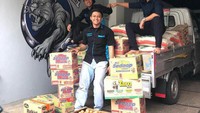 Puluhan karung beras dan tumpukan sembako juga sering disiapkan sengaja untuk dibagikan kepada warga yang membutuhkan. Menggunakan mobil pick up, Tom dibantu oleh timnya untuk menyalurkan bantuan bahan makanan tersebut. Foto: Instagram/tomliwafa
